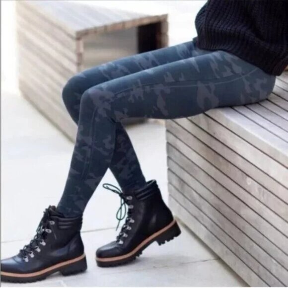 NWT SPANX Look at Me Now Camo Print Seamless Leggings Small - Picture 3 of 7